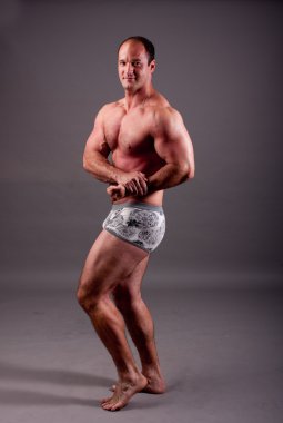 Olgun bodybuilder poz