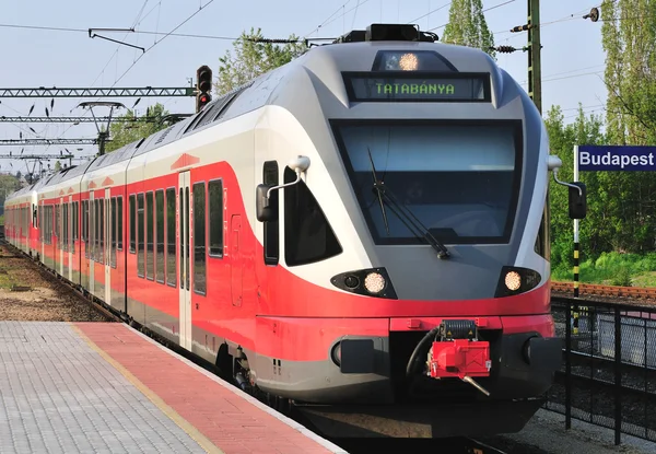Red train at station — Zdjęcie stockowe