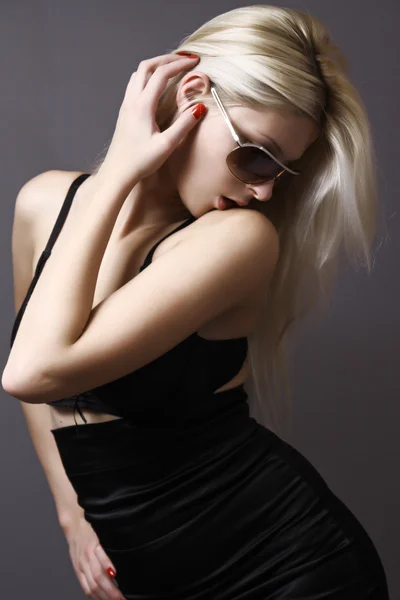 Sexy Frau mit Sonnenbrille lizenzfreie Stockfotos