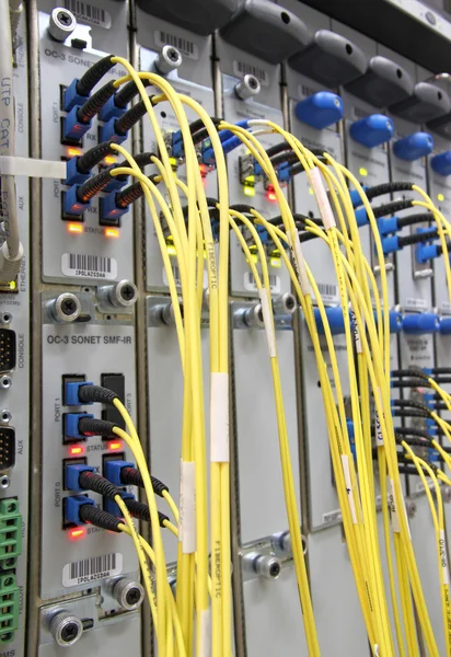 Glasfaserkabel an Router-Ports angeschlossen Stockbild