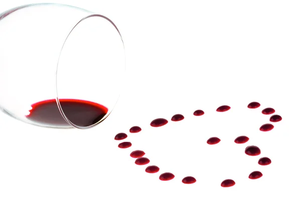 Форма сердца от капель красного вина — стоковое фото
