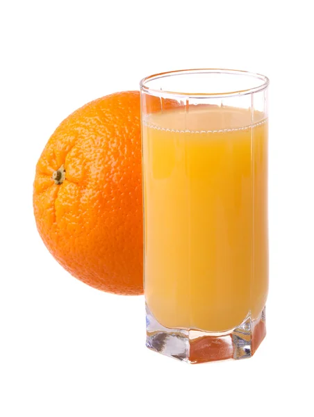 Szklanka świeżego soku pomarańczowego z dojrzałych pomarańczy — Zdjęcie stockowe