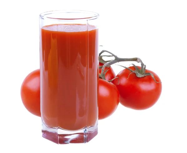 Sklenici čerstvé šťávy z rajčat s rajčaty — Stock fotografie