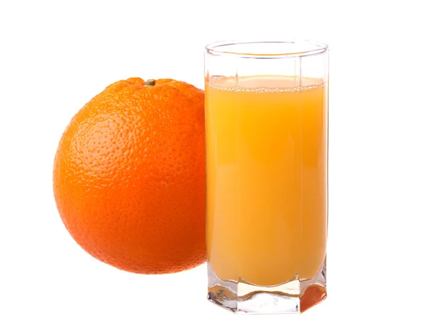 Glas färskpressad apelsinjuice med mogen orange — Stockfoto