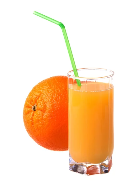 Glas färskpressad apelsinjuice med mogen orange — Stockfoto