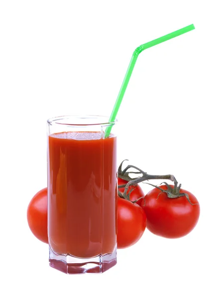 Sklenici čerstvé šťávy z rajčat s rajčaty — Stock fotografie