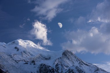 mar bajo la puesta del sol y las nubes.