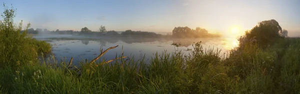Dawn in a fog on the river. — Stock Photo, Image