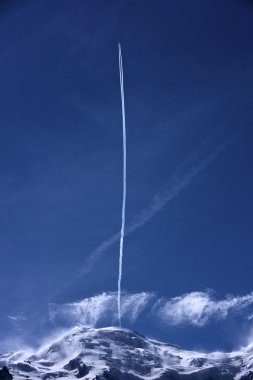 mar bajo la puesta del sol y las nubes.