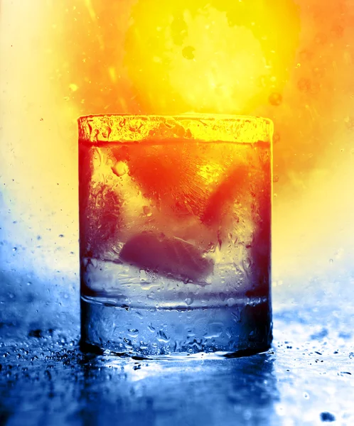 Glas mit Wasser. — Stockfoto