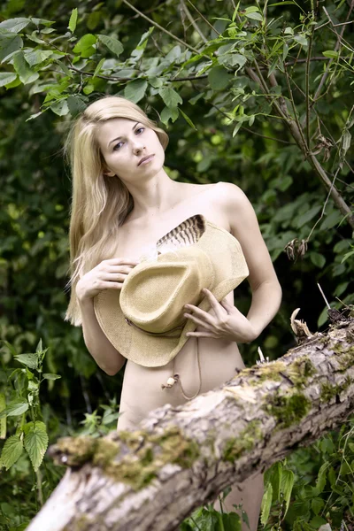 Молода сексуальна жінка з солом'яним капелюхом . — стокове фото
