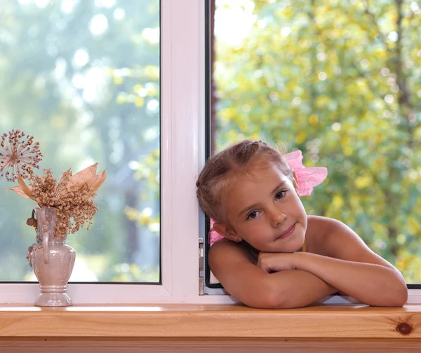Uma rapariga na janela . — Fotografia de Stock
