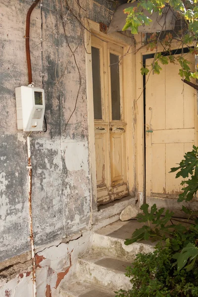 Bejárat egy sérült ház Jogdíjmentes Stock Képek