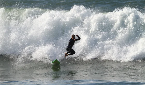 Серфінгом хвиля — стокове фото