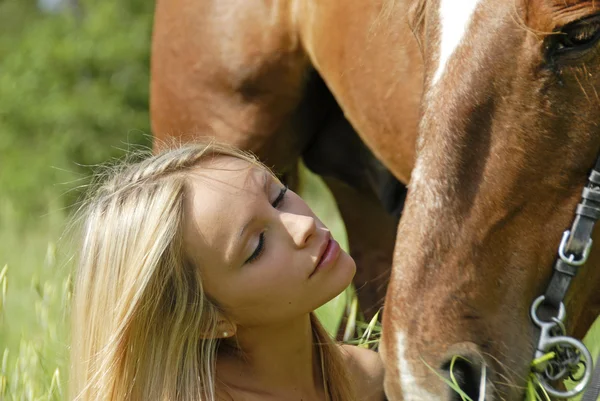 Chica joven y caballo — Foto de Stock
