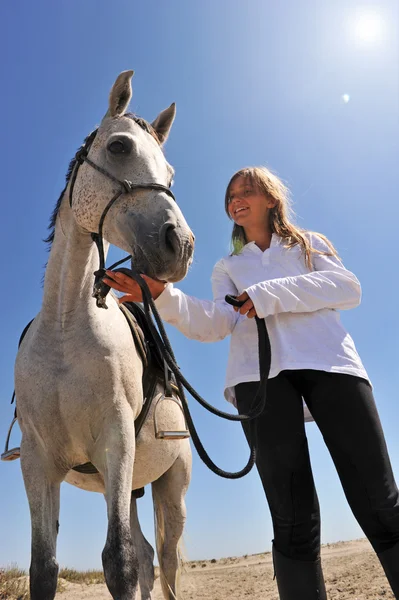Adolescente e cavalo — Fotografia de Stock