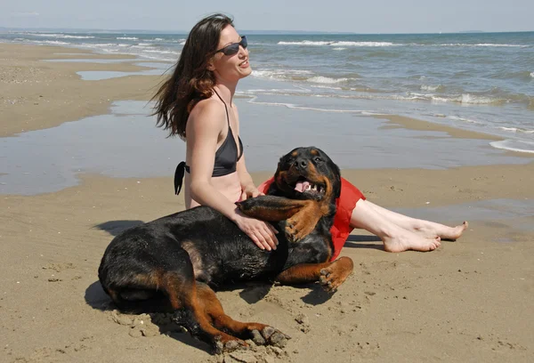 Girl and rottweiler — Stock Photo, Image