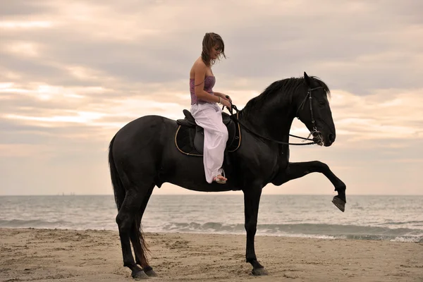 女孩和马在沙滩上 — 图库照片