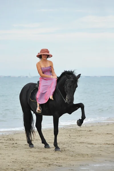 Menina e cavalo na praia — Fotografia de Stock