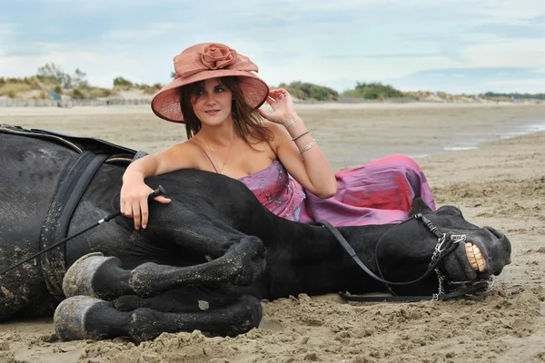 Dívka a kůň na pláži — Stock fotografie