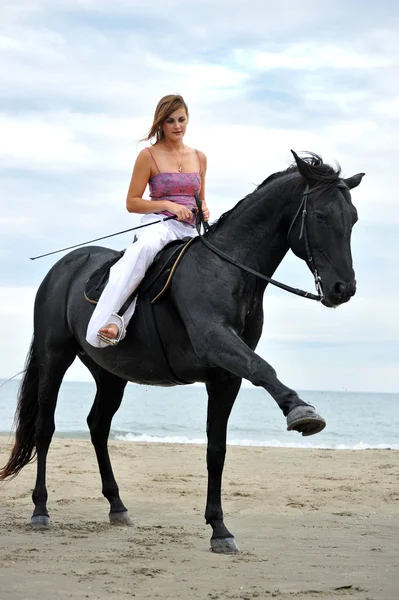 Fille et cheval sur la plage — Photo
