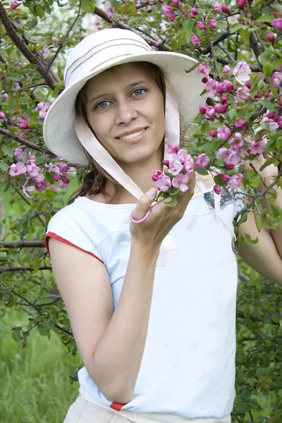 The young woman has control over a branch — Stock Photo, Image