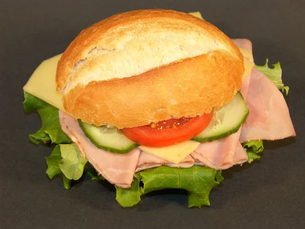 Jambonlu ve peynirli sandviç. — Stok fotoğraf