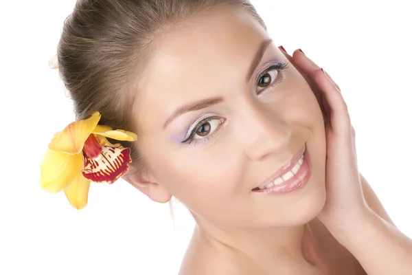 Mooi meisje met een gele orchidee — Stockfoto