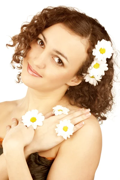 Hermosa mujer con flor de manzanilla —  Fotos de Stock