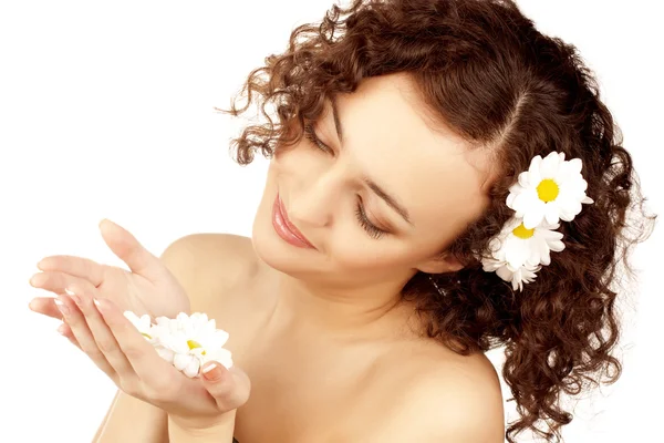 Beautiful woman with camomile flower — Stock Photo, Image