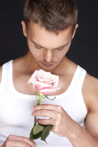 Männer mit der rosa Rose — Stockfoto
