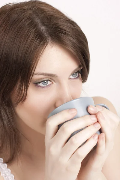Woman drinks coffee or tea — Stock Photo, Image