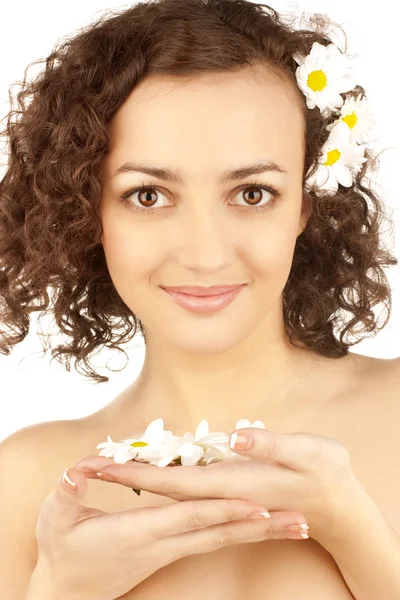 Vacker kvinna med kamomill blomma — Stockfoto