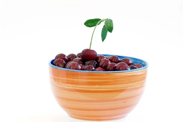 Zralé sladké cherry v talíř na bílém pozadí — Stock fotografie