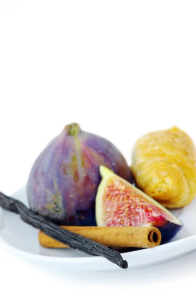 Fresh figs and spice — Stock Photo, Image