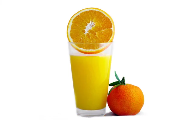 Vaso con zumo y naranja madura. Cítricos aislados en un bac blanco —  Fotos de Stock