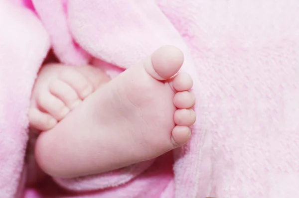 Kleine voet in roze — Stockfoto