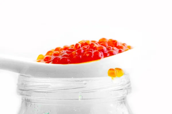 Roter Kaviar auf dem Löffel — Stockfoto