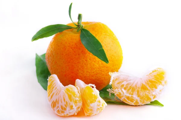 Mandarinka s listy na bílém pozadí — Stock fotografie