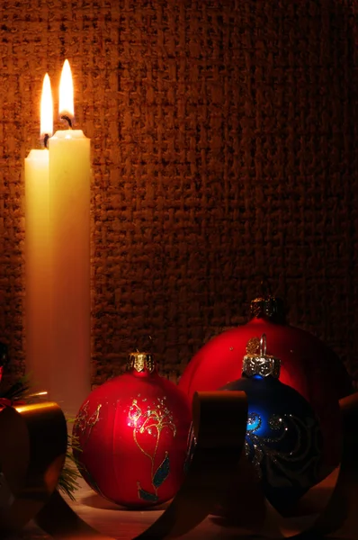 蜡烛、 球和它是圣诞节的金丝带 — 图库照片