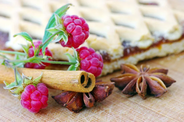 Pastel con frambuesa y canela, anice — Foto de Stock