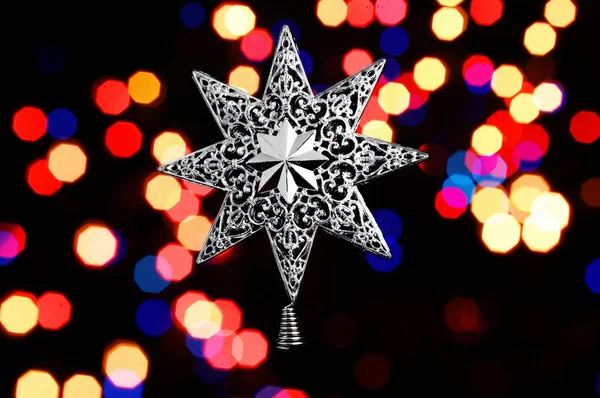 Estrella decorativa de Navidad - sobre fondo de lichts de Navidad .. —  Fotos de Stock
