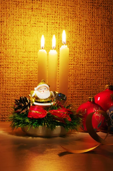 蜡烛灯和圣诞球中的圣诞老人 — 图库照片