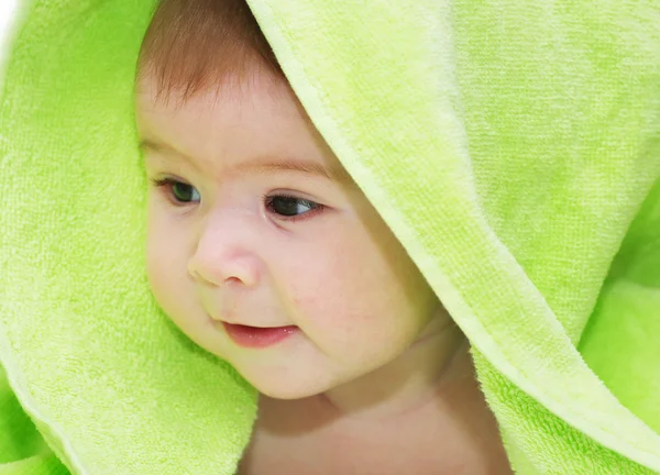Bebê olhando para fora de cobertor — Fotografia de Stock