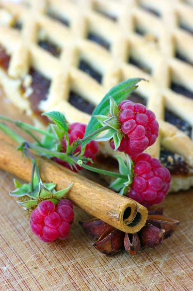 Pastel con frambuesa y canela, anice — Foto de Stock