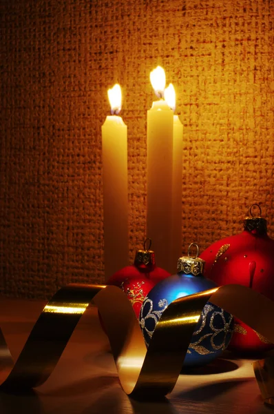 Świece, kulki i złote wstążki są Boże Narodzenie — Zdjęcie stockowe