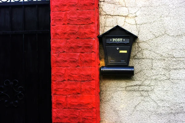 Boîte aux lettres individuelle sur un mur — Photo