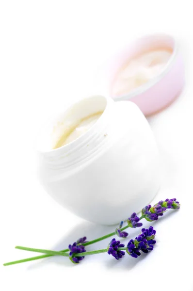 Primer plano del recipiente abierto de crema facial cosmética — Foto de Stock