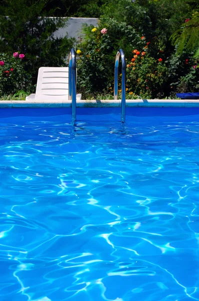 Luxus Resort Pool im Garten. — Stockfoto