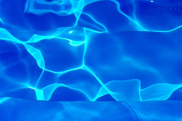 Mavi su arka plan ışığı ile — Stok fotoğraf